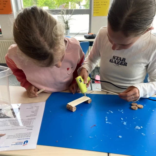 Gisteren begon groep 6 de dag met technieklessen van SterkTechniekOnderwijs door @woldborg_grootegast . Zij proberen kinderen te enthousiasmeren om later de techniek in te gaan. Nou, dat is wel gelukt! De kinderen hebben een bootje geknutseld en een programmeer spel gedaan. Iedereen genoot er erg van! #sterktechniekonderwijs #westerkwartier