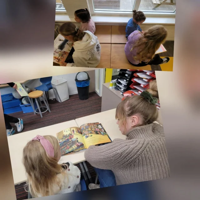 De leeringen van groep 7/8 zijn soms ook even juf of meester 👨🏻‍🏫👩🏽‍🏫 Om de week mogen ze de kleuters een half uurtje voorlezen 📖📚 #voorlezen #westerkwartier #zuidhorn