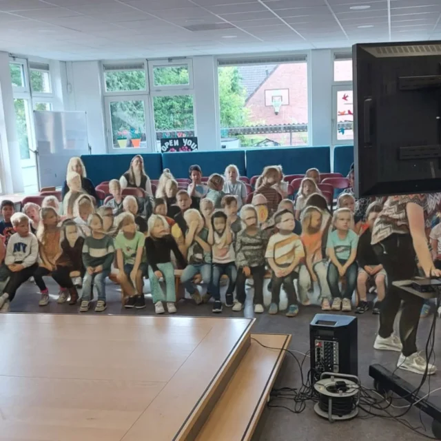 Het is Pinksteren! Afgelopen donderdag stonden we hier met alle groepen bij stil bij de Pinksterviering. Met drie klassen kwamen we samen in de hal van school om te zingen en te luisteren naar het pinksterverhaal.