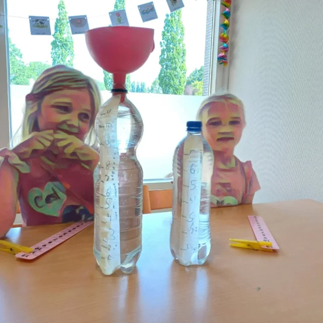 Meten bij de kleuters! Over een paar weken is het zomerfeest. 😎 Omdat juf Aukje moet weten hoeveel bekertjes limonade in één fles zitten mogen deze kinderen meten en tellen. 🥤 Van te voren schatten ze hoeveel en geven dat aan met hun knijpkaart.