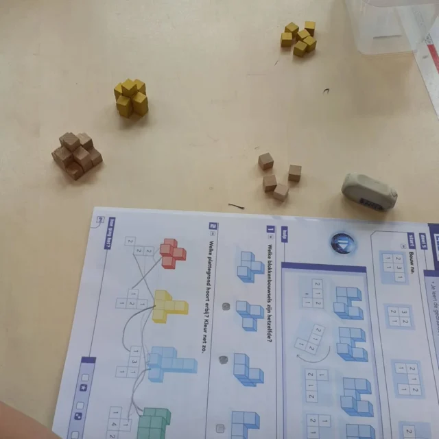 Groep 4 was deze week aan het bouwen met blokjes, maar daarvoor moesten ze de plattegronden wel goed aflezen! 👷🏻‍♀️👷🏼