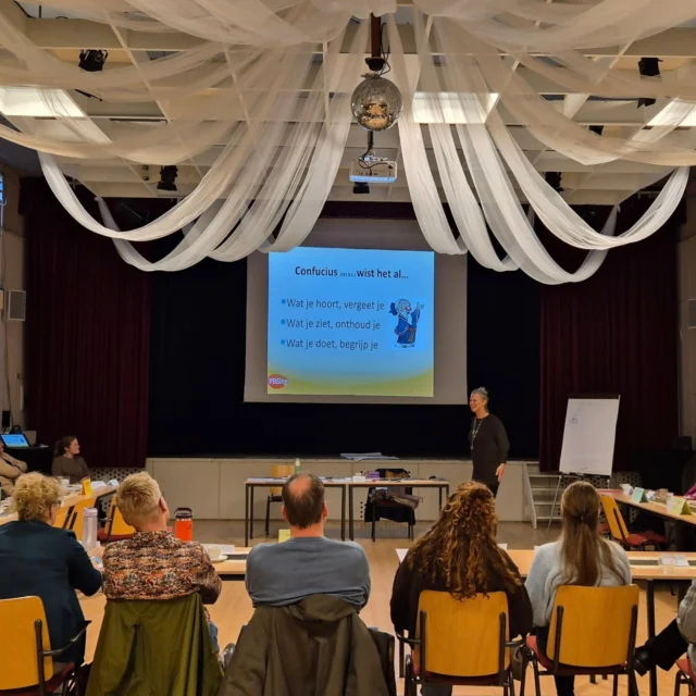 De leerlingen genieten van een dagje vrij en het team is vandaag gestart met een traject om aan de slag te gaan met Positive Behaviour Support (PBS) in de school.
